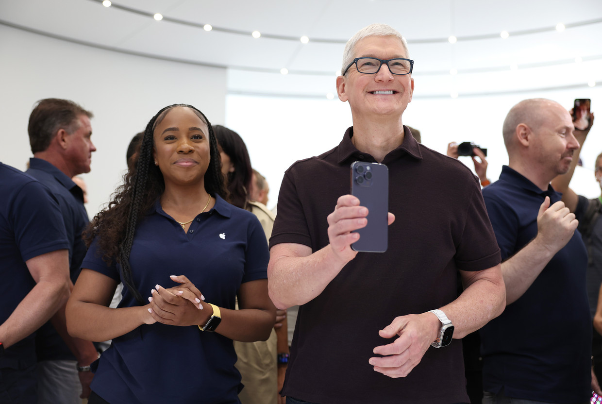 Apple CEO Tim Cook met de nieuwe iPhone 14 Pro Beeld Getty Images