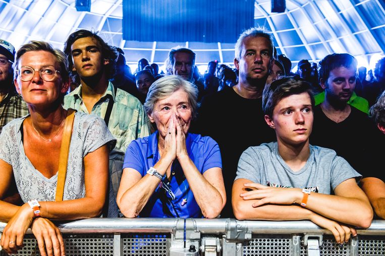 Het publiek luistert ingehouden en juicht uitbundig na elke stuk, alsof een of andere rockster hier een retestrakke set speelt. Beeld Stefaan Temmerman