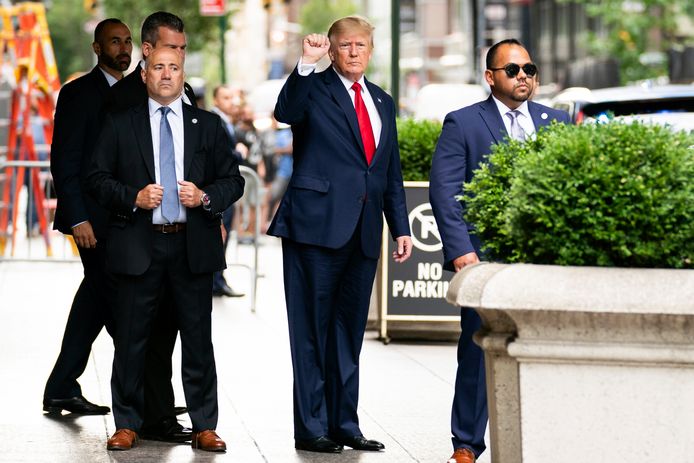 Oud-president Donald Trump vertrekt aan de Trump Tower naar zijn ondervraging.