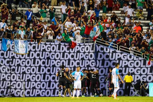 Mexicaanse fans jubelen na een goal van Rogelio Funes Mori.