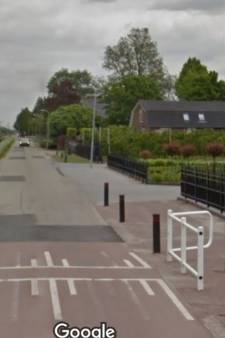 De berm is vrij van bandensporen, maar hoe veilig zijn de paaltjes?