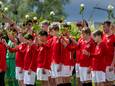 De teamgenoten van Abdul Kader staan voor de spelers van het eerste team van SC Rheden met een rode roos in hun hand.