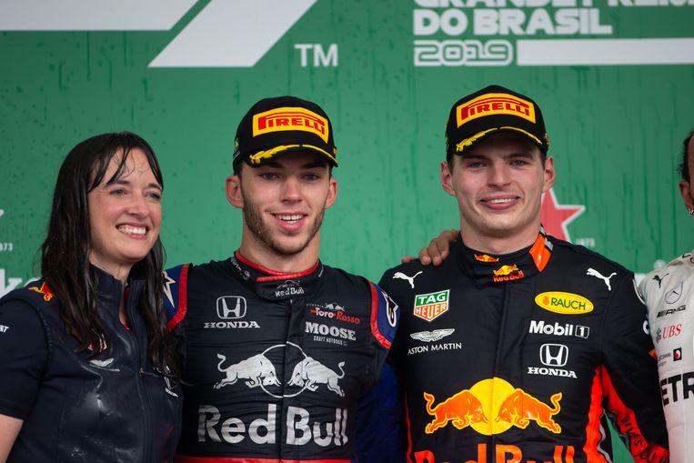 Red Bull-strateeg Hannah Schmitz (links) na een champagnedouche op het podium na de Grand Prix van Brazilië in 2019, met F1-coureurs Pierre Gasly en Max Verstappen (rechts). Beeld ANP / PA Images  / Alamy - Sport