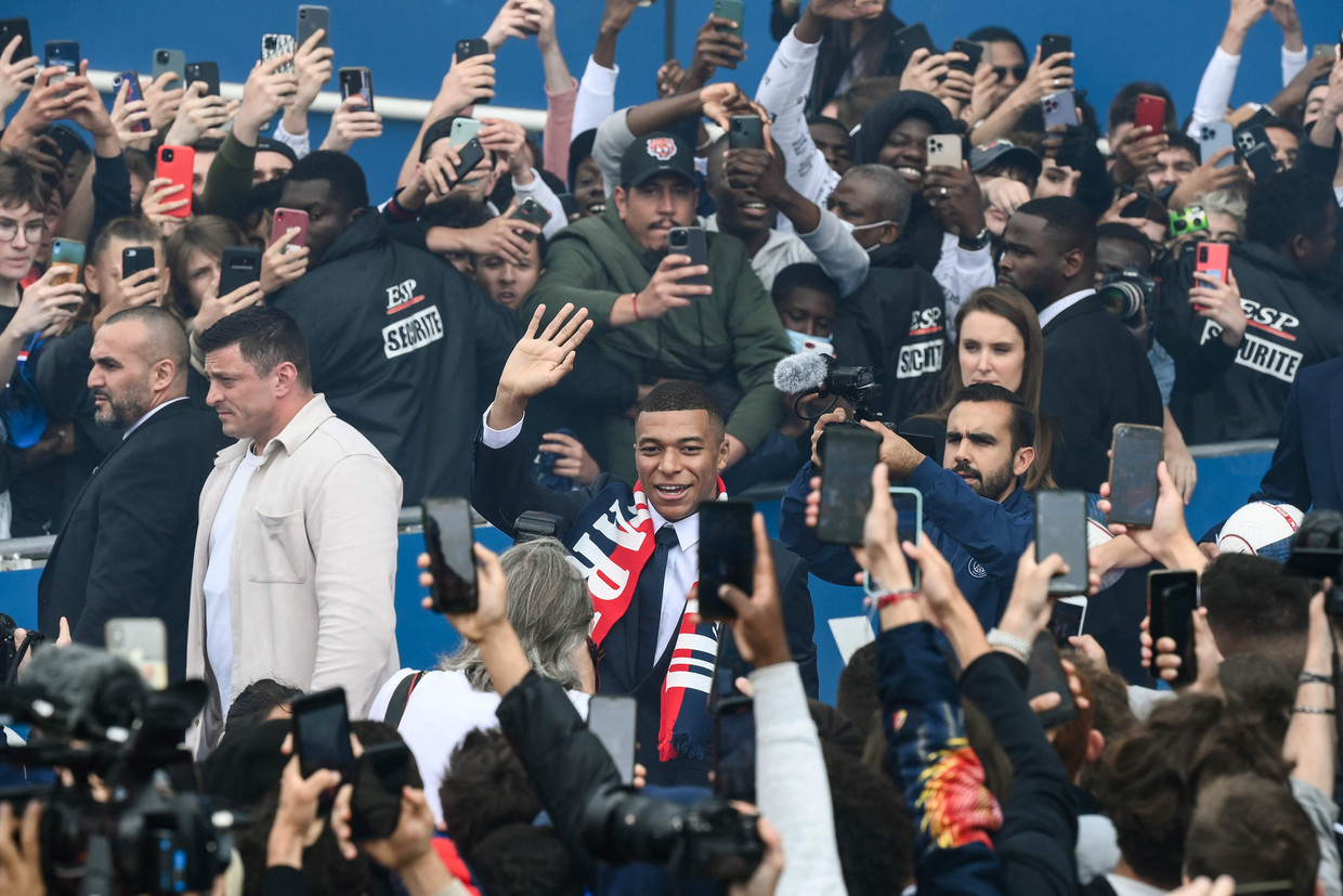 Fans van Paris Saint-Germain nemen een foto van hun held Kylian Mbappé voor het stadion. Beeld AFP