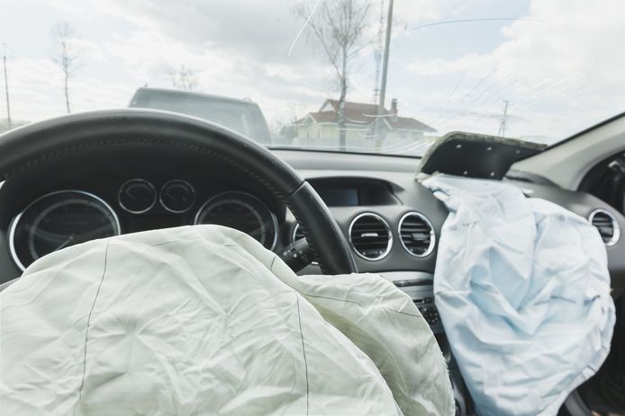 Kreta Zijdelings Dicteren Spontaan ontploffende airbags: Mercedes-Benz roept meer dan miljoen auto's  terug | Mobiliteit | hln.be