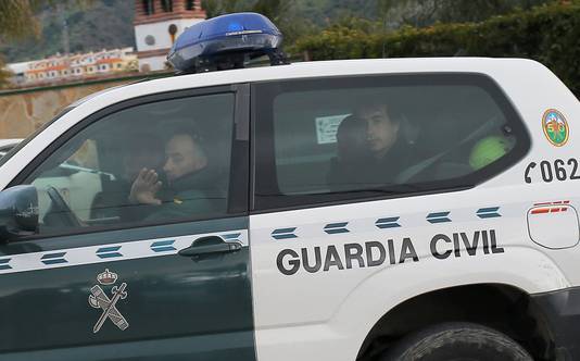 De Guarda Civil brengt de mijnwerkersbrigade naar de put.