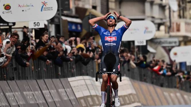 Mathieu van der Poel volgt Hennie Kuiper en opa op als winnaar Milaan-San Remo na indrukwekkende solo