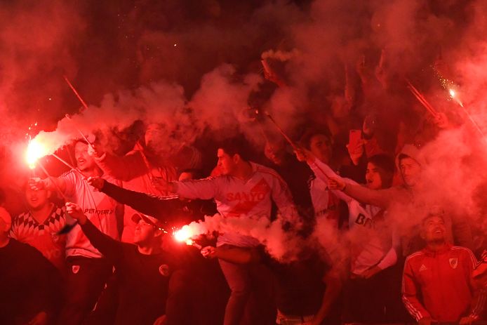 Fans van River Plate steken vuurwerk af in het stadion.