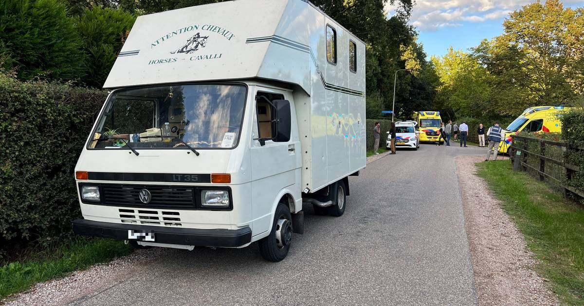 Wielrenner met spoed naar ziekenhuis na botsing met Zwitserse camper in Gorssel.