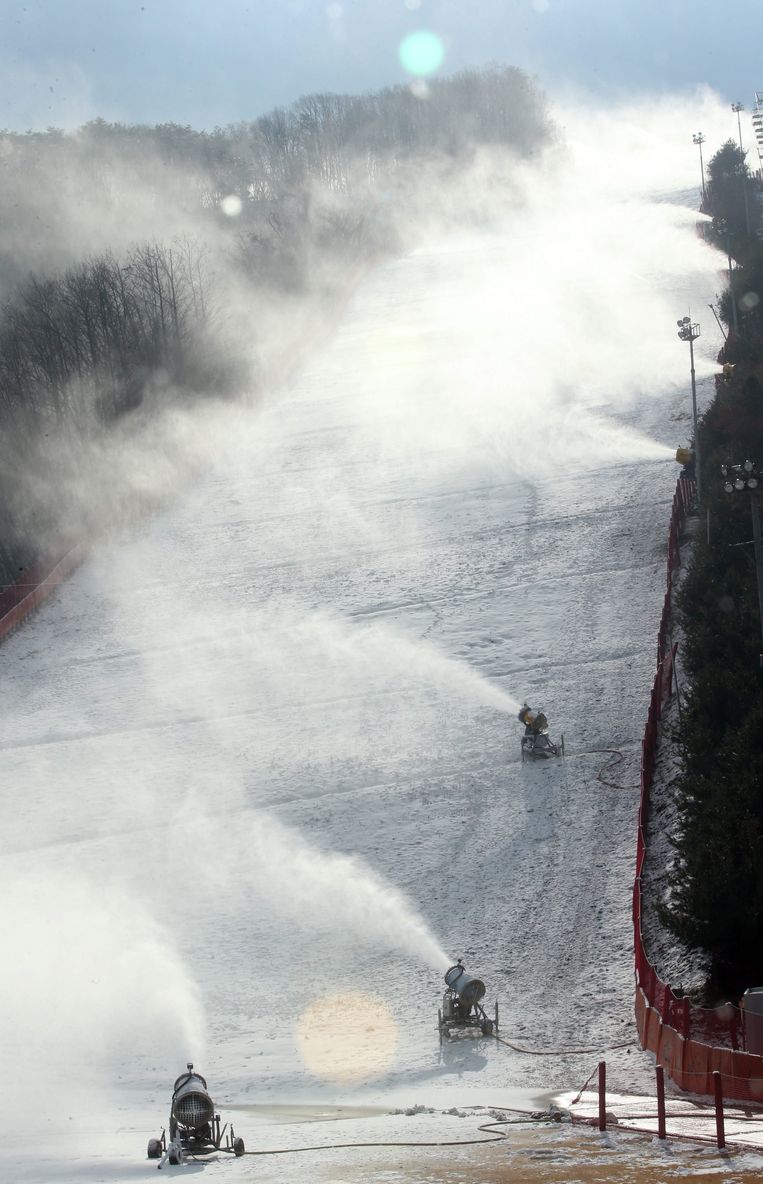 Sneeuwkanonnen in skiresort Hongcheon, Zuid-Korea. Beeld EPA