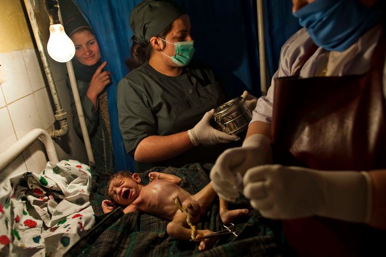 Vrouwelijk medisch personeel verzorgen een pasgeboren baby in Fayzabad, 2009. Beeld © Lynsey Addario / 2021 The Atlantic Monthly Group, Inc.   All rights reserved. Distributed by Tribune Content Agency