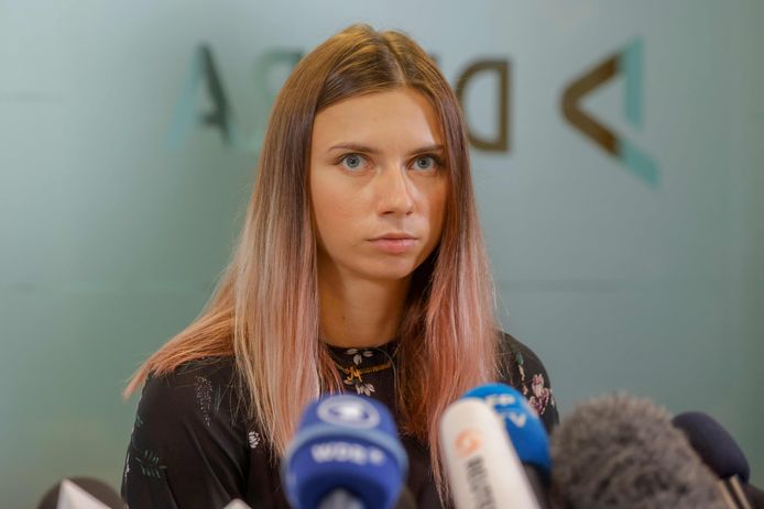 De Wit-Russische atlete Kristina Tsimanoeskaja geeft een persconferentie in Warschau.