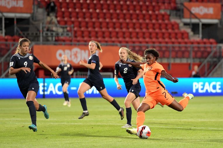 Lineth Beerensteyn van Nederland scoort de 3-0 tijdens de WK-Kwalificatie wedstrijd voor vrouwen tussen Nederland en Wit Rusland in Stadion De Grolsch Vestein Enschede. Beeld ANP