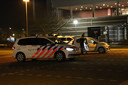De politie onderzoekt een steekpartij op het Agorawagenplein in Lelystad.