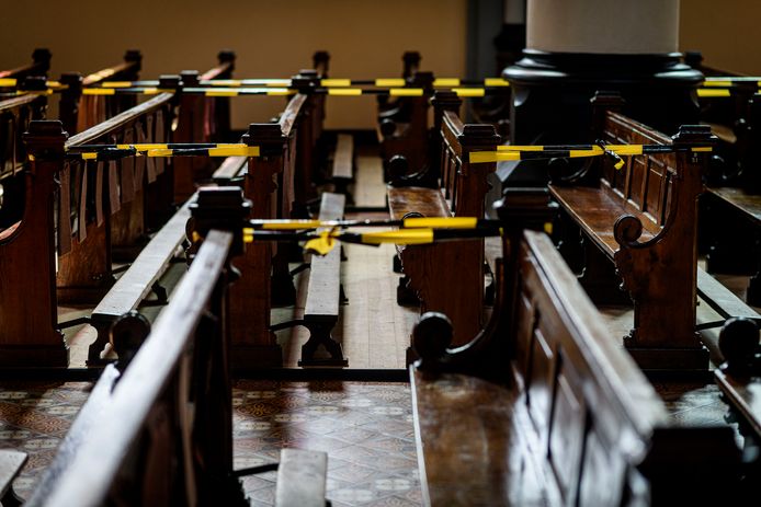 De kerkbanken in de Lambertusbasiliek zijn al ‘coronaproof’ gemaakt.