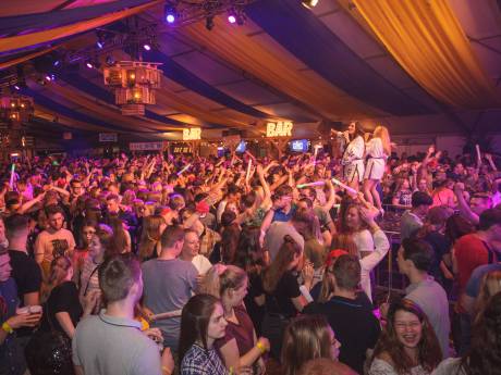 Blazen om de feesttent binnen te mogen: ‘Willen geen jongeren die al wankelend op hun benen staan’