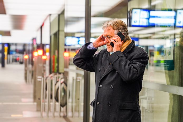 Burgemeester Jorritsma op station Eindhoven terwijl hij met praatprogramma Op1 belt.