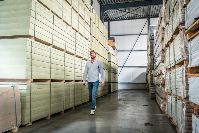 Diek van den Berk in de productiehal. Links het ruwe materiaal oftwel de grondstof.
