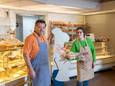 Bakker Gerrit Bak met zijn vrouw Teunie, die al 51 jaar in de winkel staat. De bakkerij aan de Edeseweg in Bennekom sluit begin april na 103 jaar haar deuren.