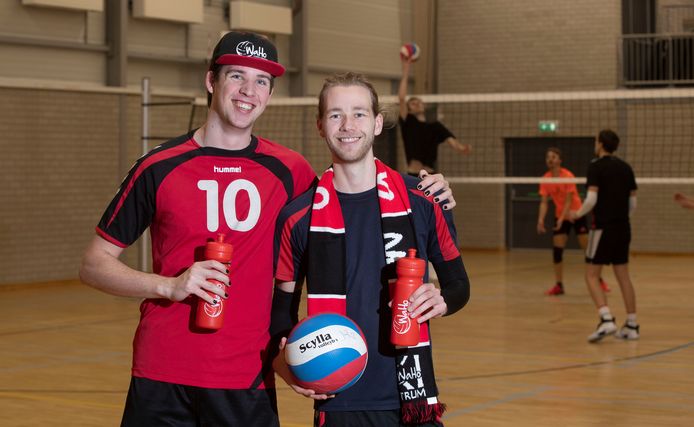 Volleyballers Hidde van der Kemp (links) en Mór Grommers spelen zowel voor WaHo als Scylla.