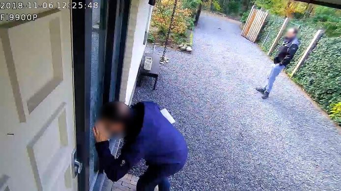 Gemeentelijke toelichthouders loeren naar binnen op bungalowpark Eper Sprengen.