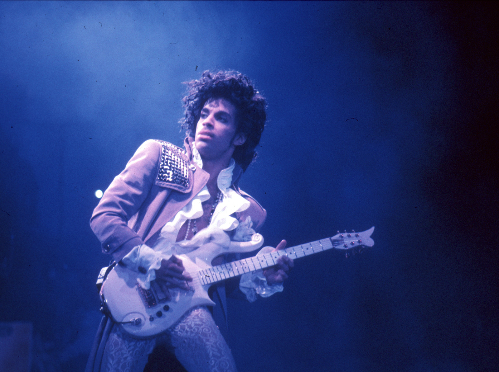 Prince in 1985 tijdens een optreden in Californië. Beeld Getty Images