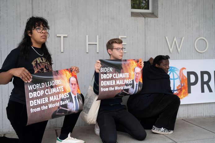 Klimaatactivisten roepen op tot het ontslag van Malpass.