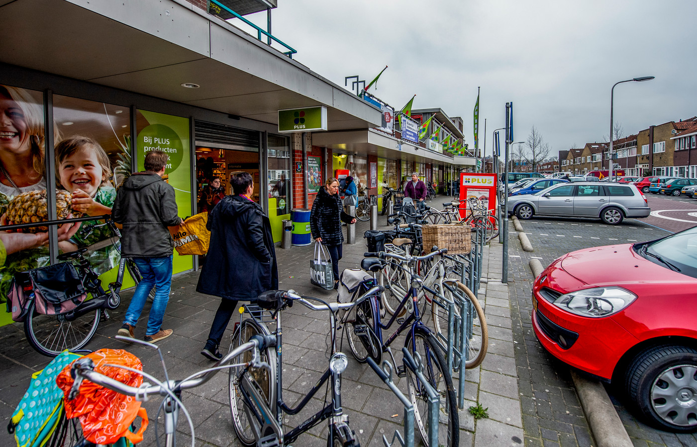 Korte Akkeren in Gouda bij de Plus-supermarkt.