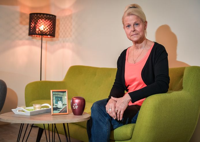 Carine Wouters wil graag samen met haar hondje Praline begraven worden.