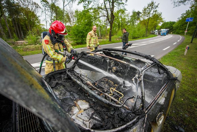 Nadat de bestuurder zijn wagen aan de kant van de weg zette, greep het vuur snel om zich heen.