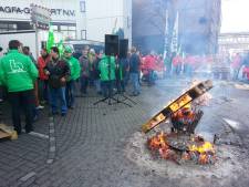 Grève Agfa-Gevaert: la police sur place avec des canons à eau