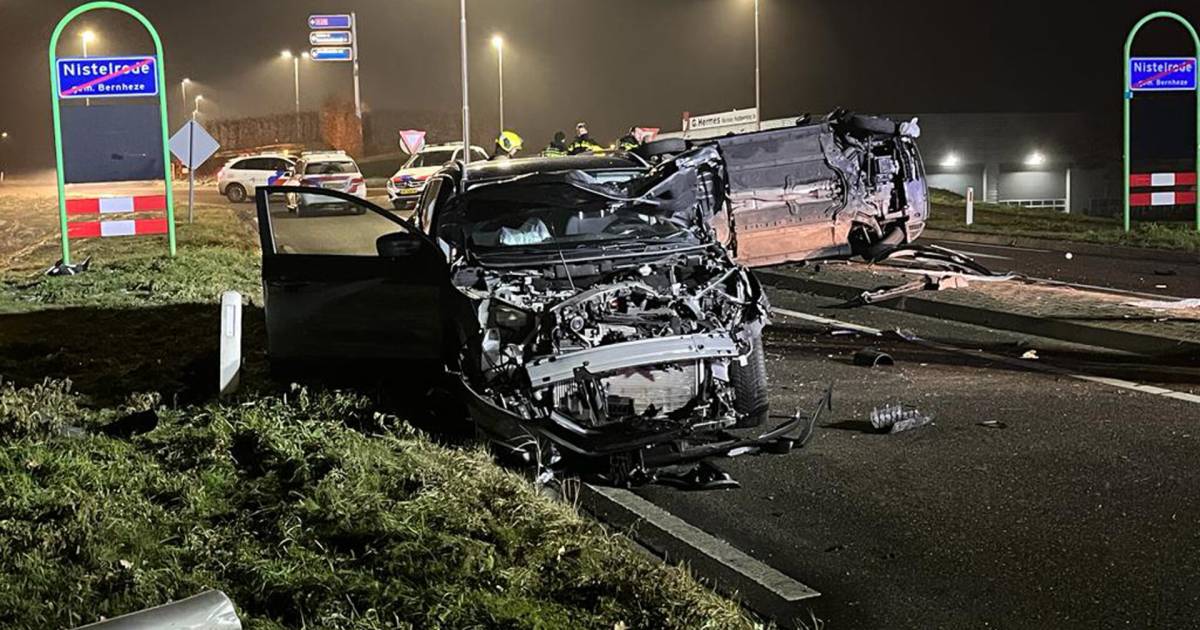 Gewonde bij frontale botsing in Nistelrode, auto belandt op z’n kant.