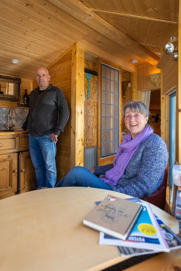 Hans en Ineke in hun tuinhuisje in Bokhoven waar geen fietsers of voetgangers meer mogen overnachten omdat deze los van het huis staat.