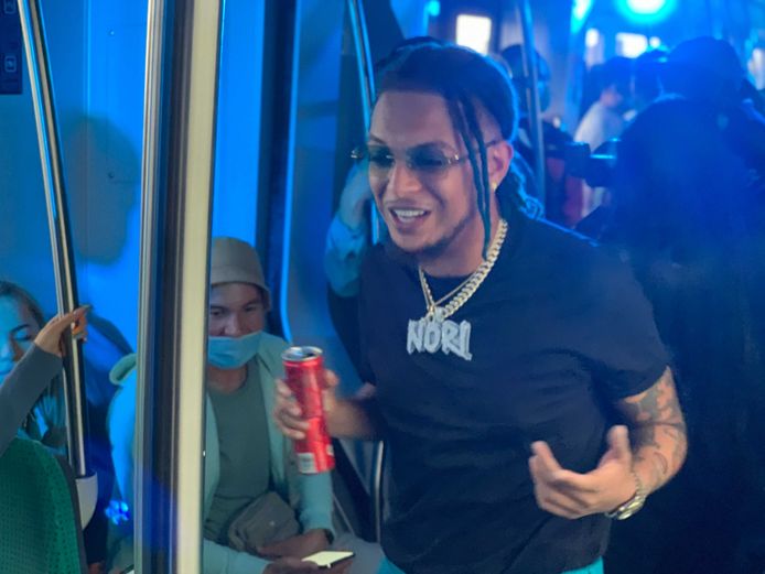 Ronnie Flex lanceerde donderdagavond in de metro tussen Rotterdam en Hoek van Holland zijn nieuwe album Altijd Samen V1, dat om middernacht verschijnt.