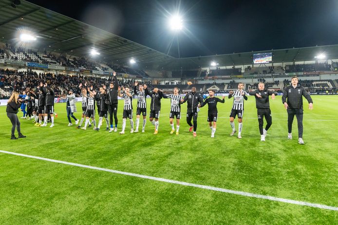 De spelers van Heracles hopen vrijdagavond het thuispubliek te kunnen trakteren op drie punten tegen FC Dordrecht. Het duel is de laatste wedstrijd van 2022.