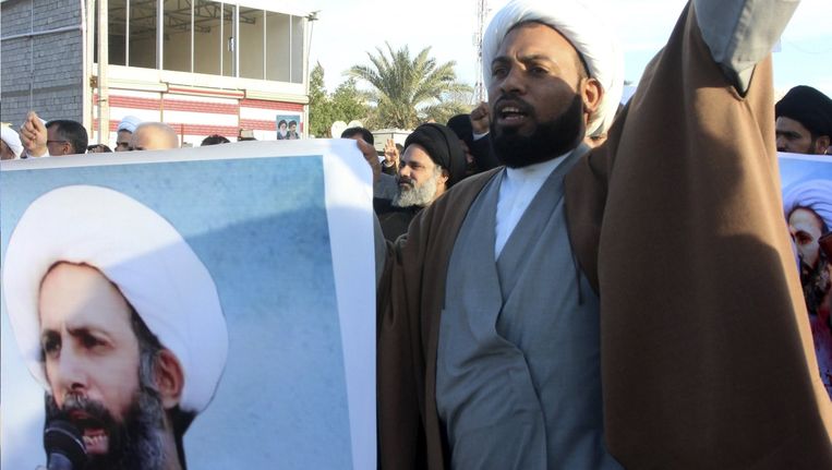 Een sjiitische demonstrant met het portret van Nimr al-Nimr in Basra, Saoedi-Arabië. Beeld REUTERS/Essam Al-Sudani  