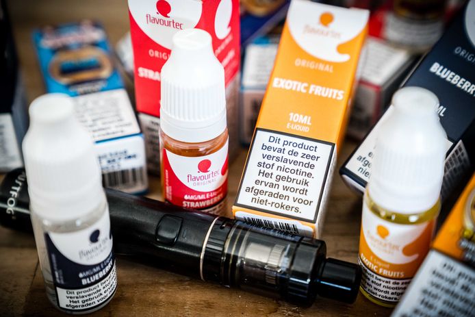 E-sigaretten en e-liquids met diverse fruitsmaken. De overheid gaat de verkoop hiervan aan banden leggen.