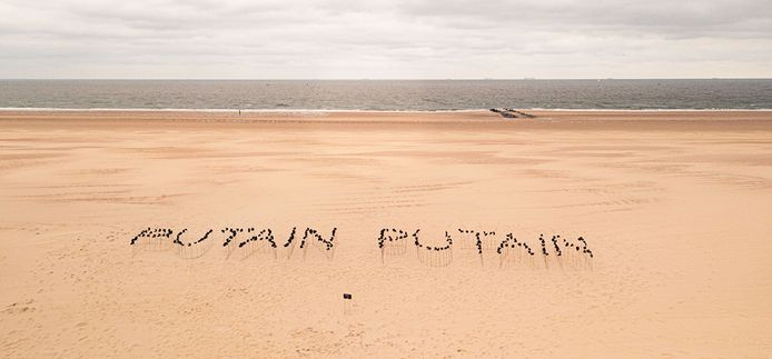 Radio 1 plaatste 250 strandbloemen op het strand van Oostende als eerbetoon aan Arno