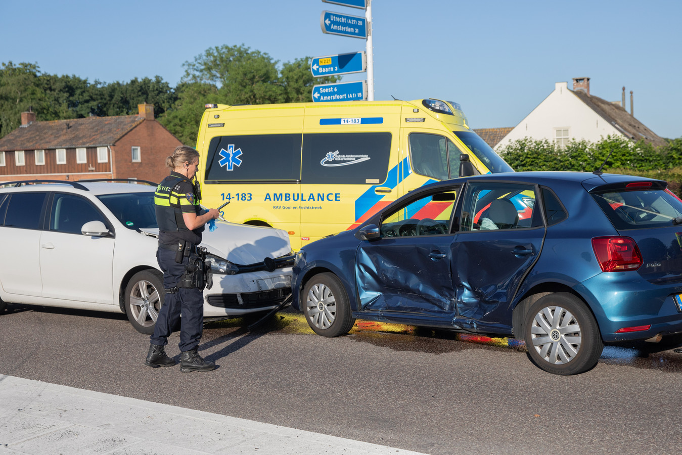 Waarom je als omstanders een auto na een ongeluk nooit terug op zijn wielen moet zetten Foto