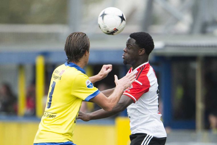 SC Cambuur speler Etienne Reijnen in duel met Feyenoord speler Elvis Manu. Beeld anp