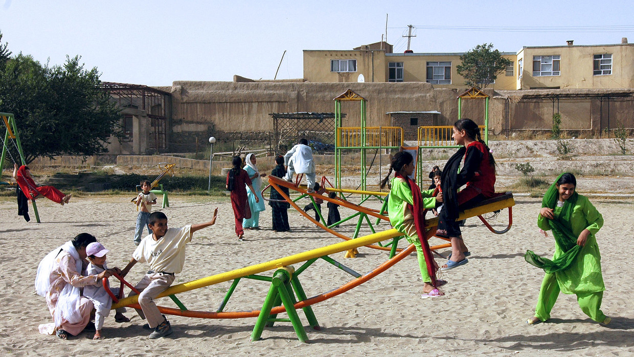 Afghaanse speeltuin alleen voor vrouwen en kinderen, Kabul. Beeld afp