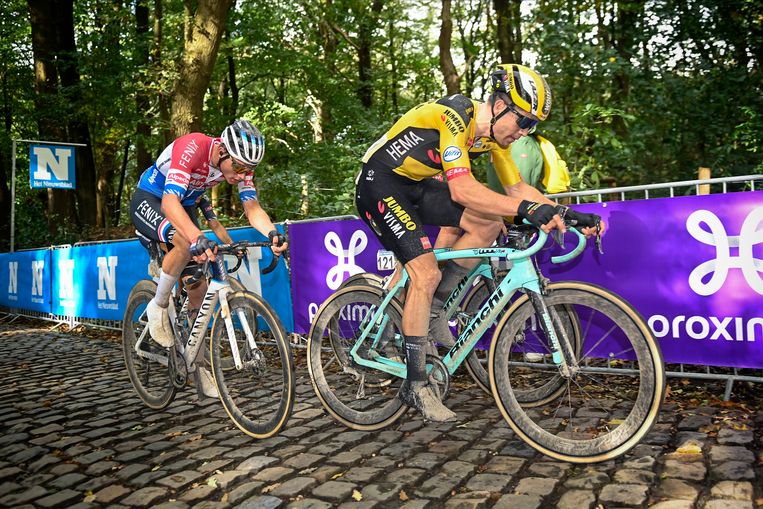 Wout van Aert trapt stevig door op de Kemmelberg, Mathieu van der Poel volgt in zijn wiel. Beeld Photo News