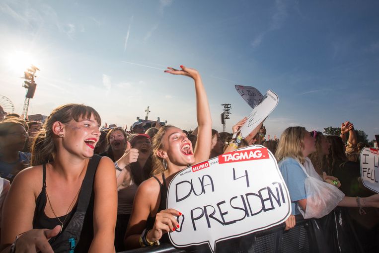 Pukkelpop op donderdag tijdens het optreden van Dua Lipa. Beeld Mine Dalemans