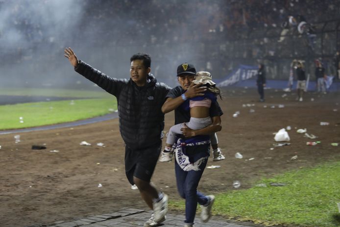 Setelah para suporter menyerbu stadion dan polisi menembakkan gas air mata, terjadi kepanikan besar di dalam stadion.