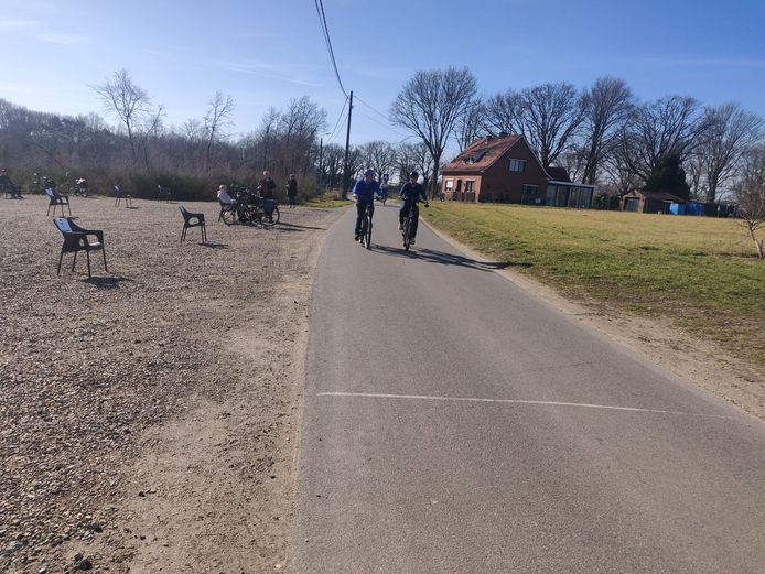 Goed gevonden café installeert coronaproof zomerterras Oudsbergen