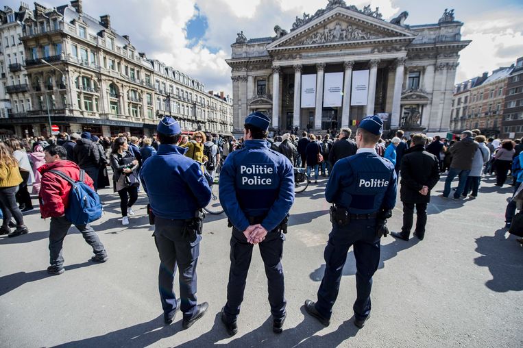 Politie op de Beurs in 2017 waar mensen de aanslagen in Brussel herdenken, precies een jaar later.  Beeld BELGAIMAGE