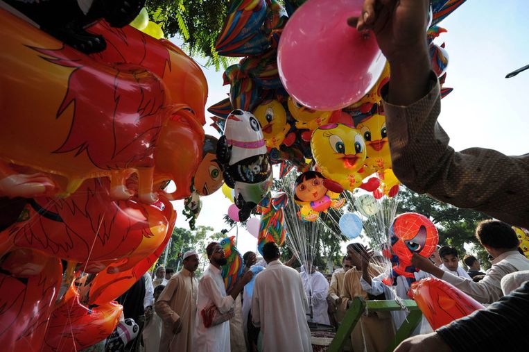 Balonnen voor de kinderen op de markt in Islamabad Beeld ANP