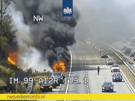 Enorme vertraging en honderden meters berm in vlammen op door autobrand op de A12