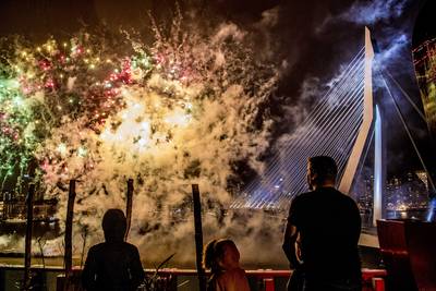 Live: Kindervuurwerk in Rotterdam is 'groot succes'
