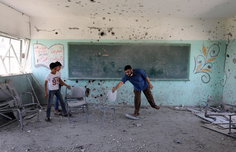 Een klaslokaal van een school in Gaza-stad, na de Israëlische bombardementen.  Beeld Photo News